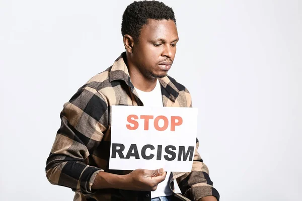 Sorglig Afroamerikansk Man Med Affisch Ljus Bakgrund Stoppa Rasism — Stockfoto