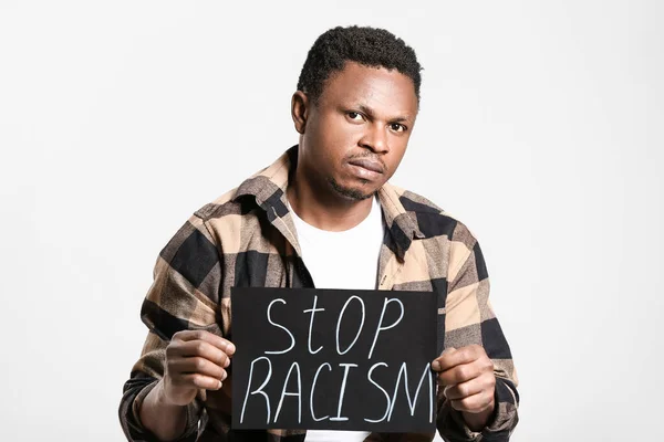 Homem Afro Americano Triste Com Cartaz Sobre Fundo Claro Acabar — Fotografia de Stock