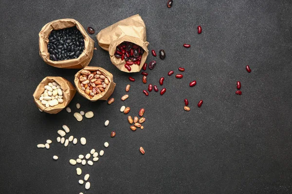 Bolsas Con Frijoles Crudos Sobre Fondo Oscuro — Foto de Stock