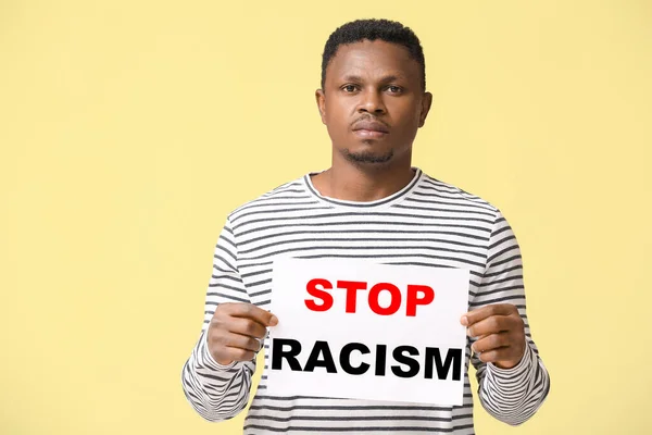 色の背景にポスターと悲しいアフリカ系アメリカ人男性 人種差別をやめ — ストック写真