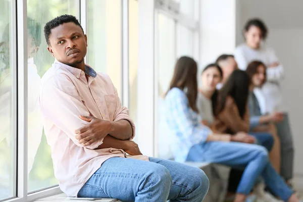 Afro Americano Solitário Perto Janela Corredor Acabar Com Racismo — Fotografia de Stock