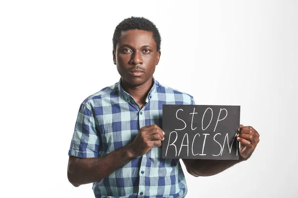 Сумний Афроамериканець Плакатом Білому Фоні Припиніть Расизм — стокове фото
