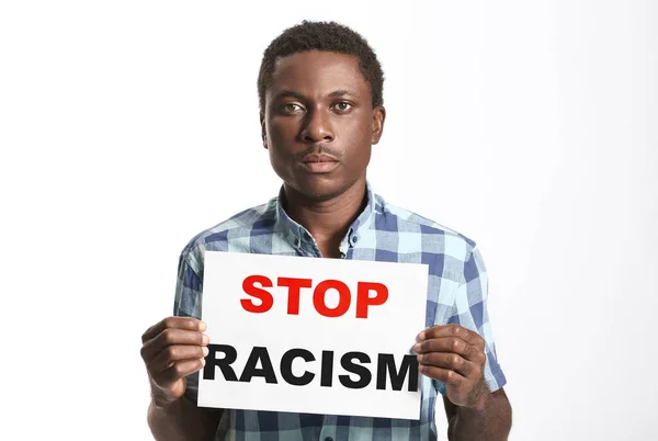 白い背景のポスターを持つ悲しいアフリカ系アメリカ人の男 人種差別をやめ — ストック写真