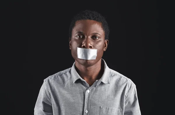 Hombre Afro Americano Triste Con Boca Pegada Fondo Oscuro Detener —  Fotos de Stock