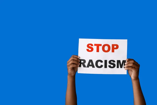 Adolescente Afroamericano Con Póster Sobre Fondo Color Detener Racismo —  Fotos de Stock