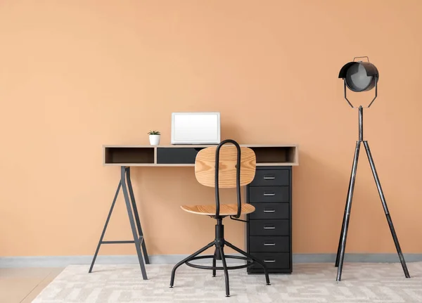 オフィスの現代的なコンピュータと快適な職場 — ストック写真