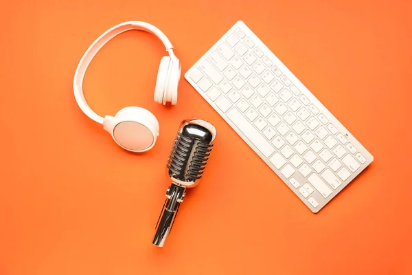 Auriculares Con Micrófono Teclado Del Ordenador Sobre Fondo Color — Foto de Stock