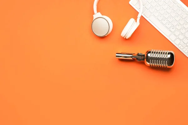 Headphones Microphone Computer Keyboard Color Background — Stock Photo, Image