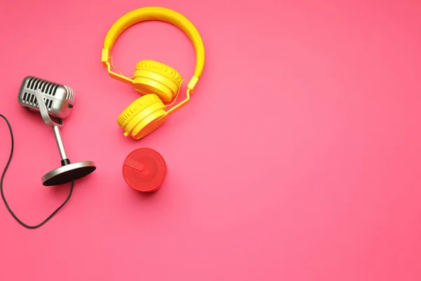 Słuchawki Mikrofonem Głośnikiem Kolorowym Tle — Zdjęcie stockowe