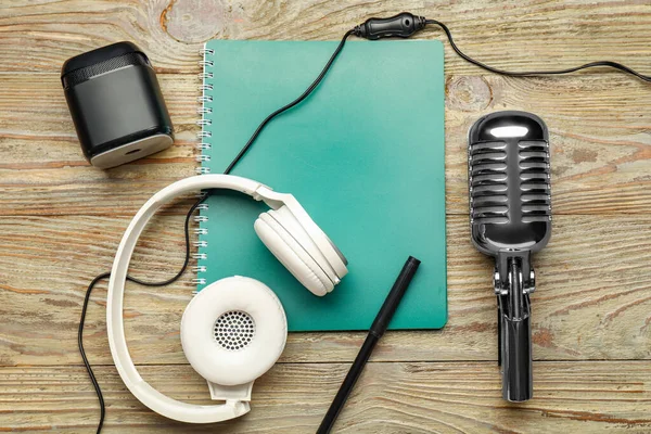 Fejhallgató Mikrofonnal Notebook Hangszóró Fából Készült Háttérrel — Stock Fotó