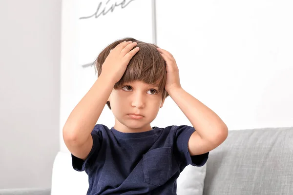 Ragazzino Che Soffre Mal Testa Casa — Foto Stock