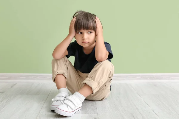 Mały Chłopiec Cierpi Ból Głowy Pobliżu Ściany Koloru — Zdjęcie stockowe