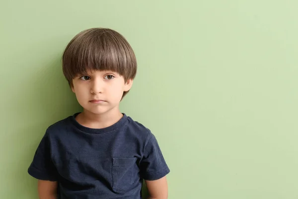 Menino Com Transtorno Autista Fundo Cor — Fotografia de Stock