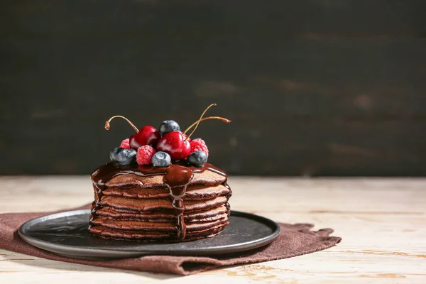 Teller Mit Leckeren Schokoladenpfannkuchen Auf Dem Tisch — Stockfoto