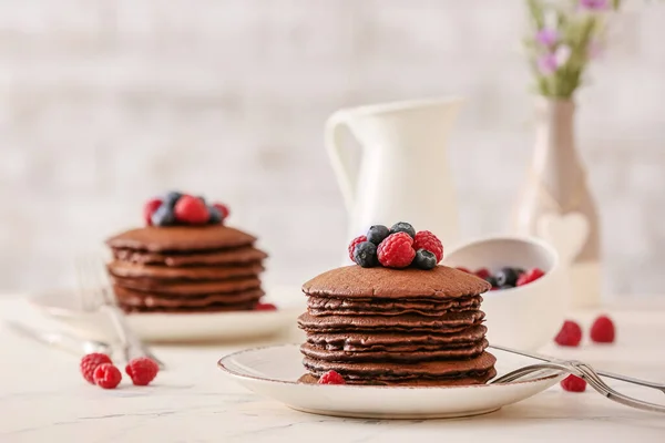 Prato Com Deliciosas Panquecas Chocolate Bagas Mesa — Fotografia de Stock