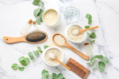 Beyaz zemin üzerinde sağlıklı pirinç suyu olan kompozisyon