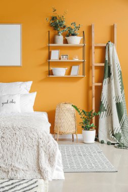 Modern şık yatak odasının içi.