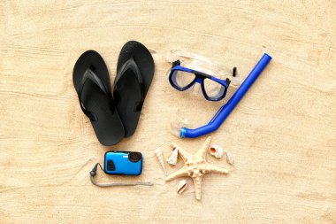 Kumsal aksesuarları kum arka planda