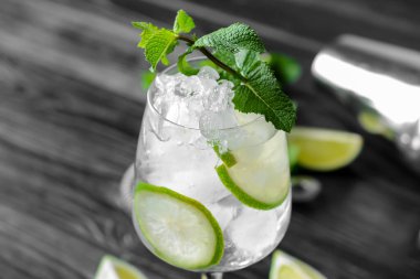 Masada bir bardak taze mojito, yakın plan.