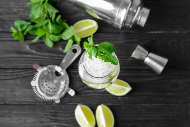 Masada bir bardak taze mojito.