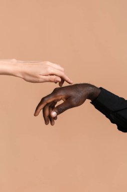 Beyaz kadın elleri ve siyah arka planda Afro-Amerikan erkek. Irkçılık kavramı