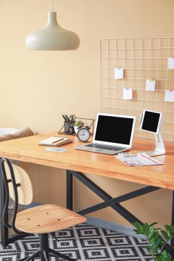 Ofiste modern bilgisayarlarla rahat bir iş yeri