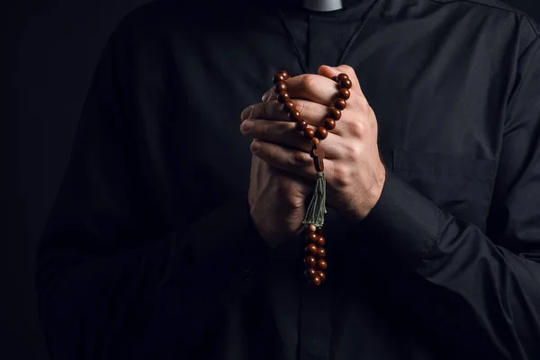 Hermoso Sacerdote Orante Sobre Fondo Oscuro — Foto de Stock