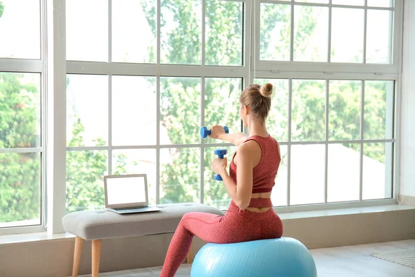 Sporty Young Woman Laptop Training Home — Stock Photo, Image