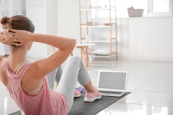 Giovane Donna Sportiva Con Formazione Portatile Casa — Foto Stock