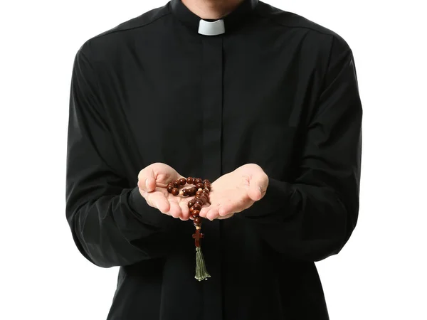 Schöner Priester Mit Rosenkranz Perlen Auf Weißem Hintergrund — Stockfoto