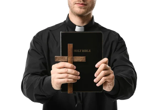 Schöner Priester Mit Kreuz Und Bibel Auf Weißem Hintergrund — Stockfoto