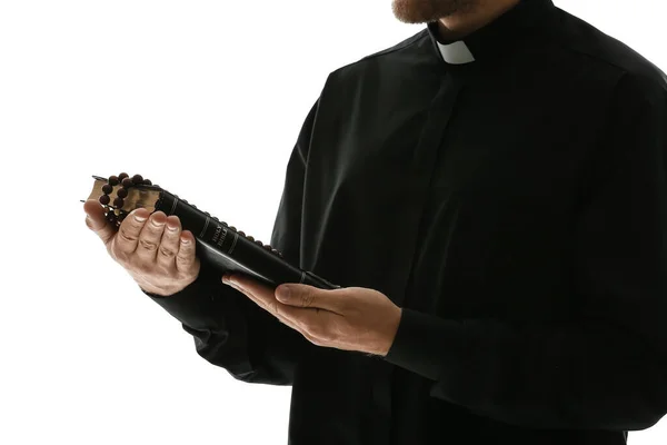 Schöner Priester Mit Bibel Auf Weißem Hintergrund — Stockfoto