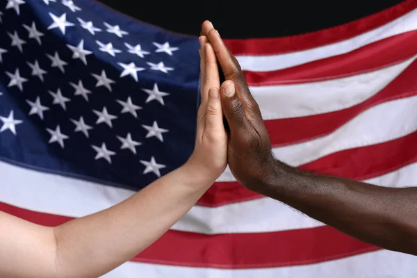 Beyaz Kadın Afro Amerikan Erkeğin Elleri Ulusal Bayrağın Yanında Birbirlerine — Stok fotoğraf