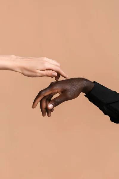 Manos Mujer Caucásica Hombre Afroamericano Sobre Fondo Color Concepto Racismo —  Fotos de Stock