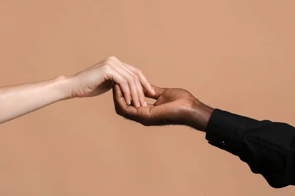 白人女性とアフリカ系アメリカ人男性がカラーを背景に手をつないでいる 人種主義の概念 — ストック写真