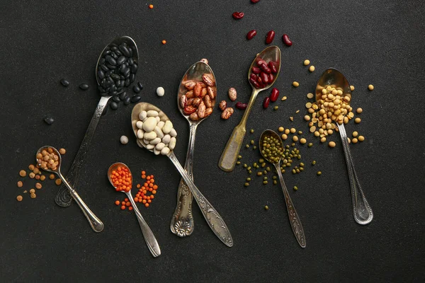 Cucharas Con Frijoles Crudos Sobre Fondo Oscuro — Foto de Stock