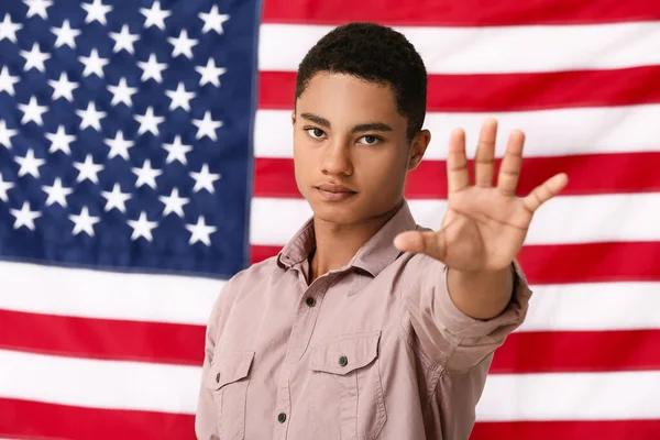 Sorglig Afroamerikansk Tonårspojke Nära Usa Flagga Stoppa Rasism — Stockfoto