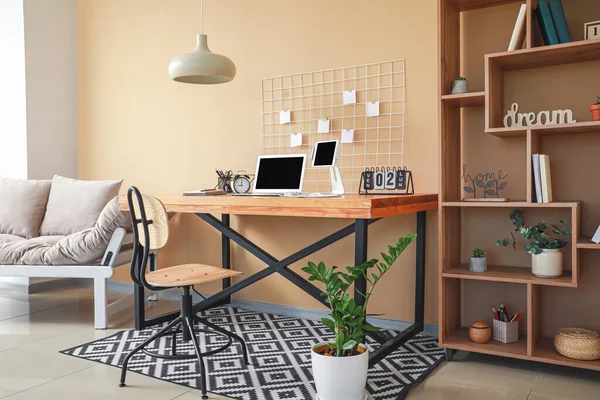 オフィス内の現代的なコンピュータと快適な職場 — ストック写真