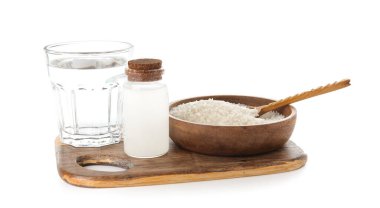 Beyaz zemin üzerinde sağlıklı pirinç suyu