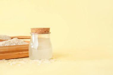 Arkaplanda pirinç suyu kavanozu