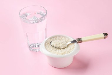 Arkaplanda pirinç ve bir bardak su olsun.