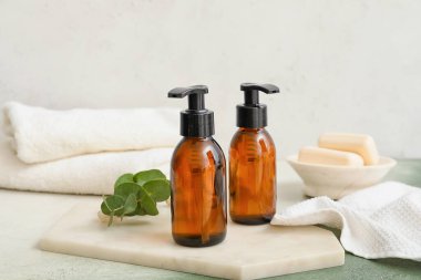 Masada farklı kozmetik ürünleri var.