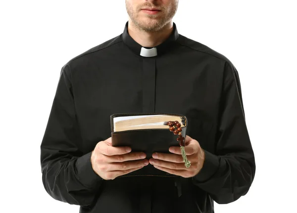 Hermoso Sacerdote Con Biblia Sobre Fondo Blanco — Foto de Stock