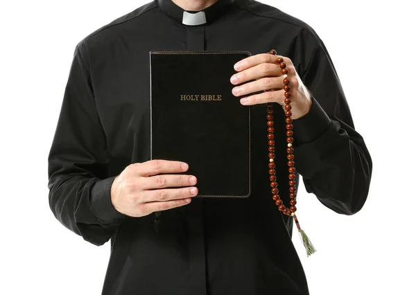 Schöner Priester Mit Bibel Und Rosenkranzperlen Auf Weißem Hintergrund — Stockfoto