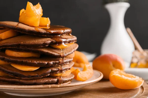 Teller Mit Leckeren Schokolade Pfannkuchen Und Aprikose Auf Dem Tisch — Stockfoto