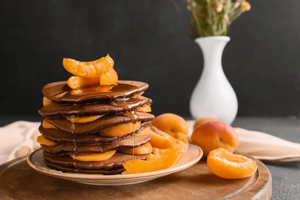 Teller Mit Leckeren Schokolade Pfannkuchen Und Aprikose Auf Dem Tisch — Stockfoto