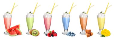 Beyaz arka planda farklı lezzetli milkshake bardakları
