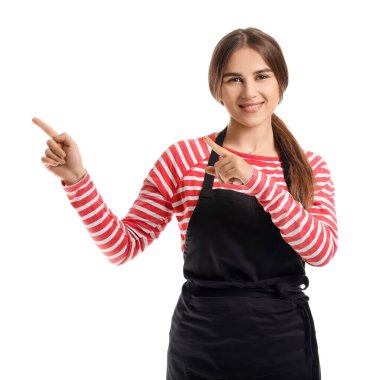 Kadın barmen beyaz arka planda bir şeye bakıyor.