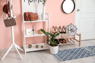 Modern salonun iç mimarisi.