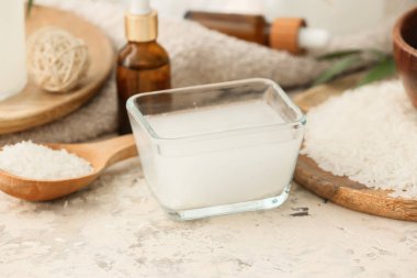 Bir kase pirinç suyu masada.